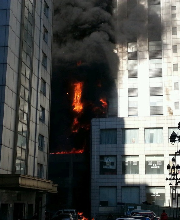 天津南開區華苑鑫茂科技園一高層突發大火