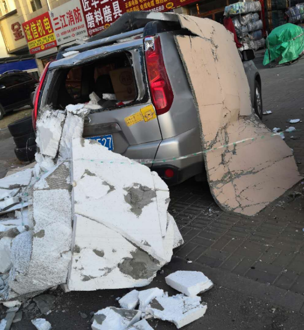 法律分析:建筑外墻保溫材料掉落造成人身、財產損害,誰來承擔相關責任?